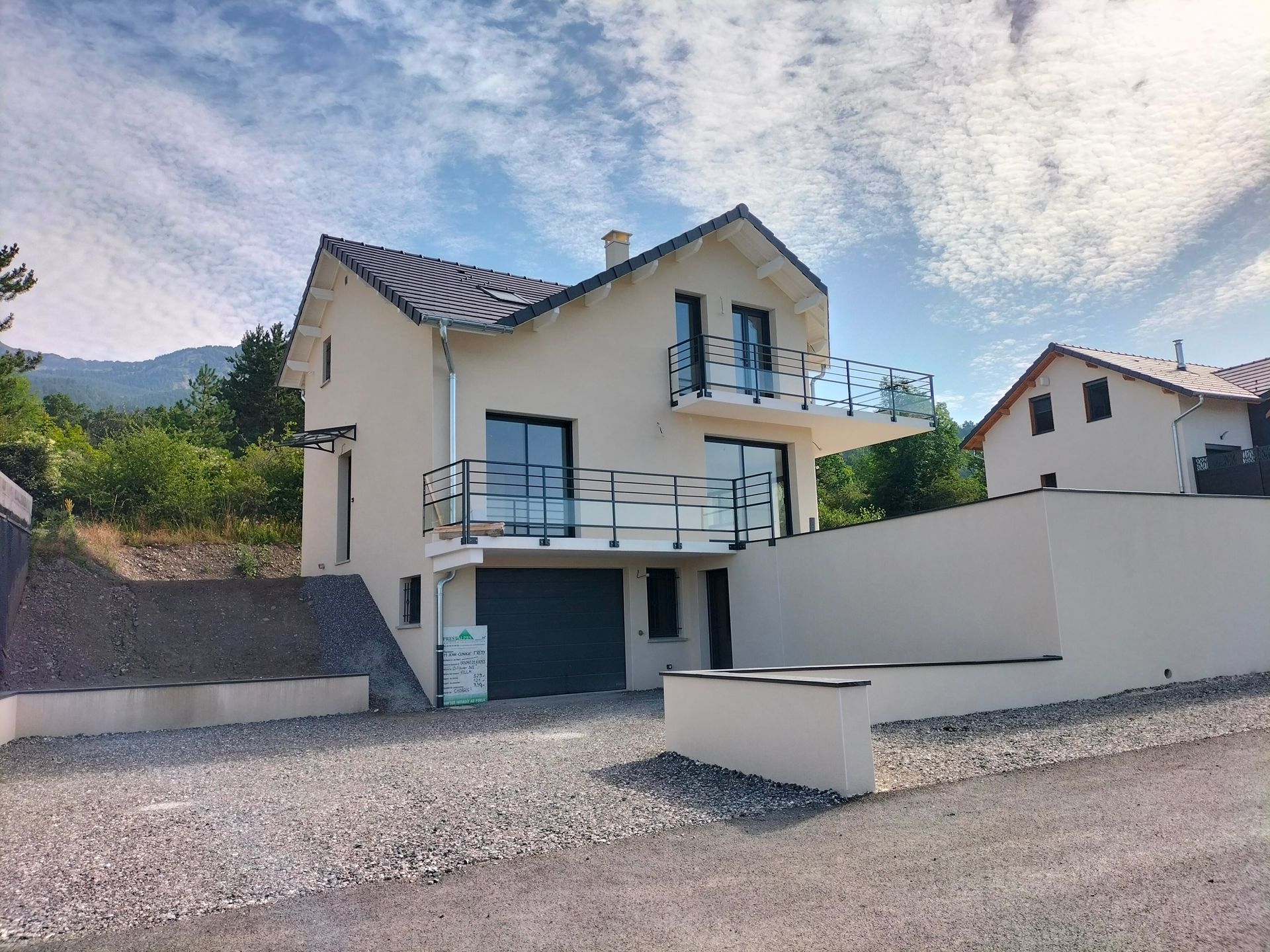 Création de maison avec terrasse et balcon en devanture
