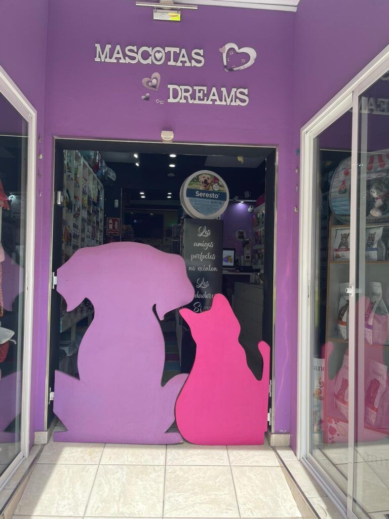 Un edificio morado con un cartel que dice mascotas y sueños.