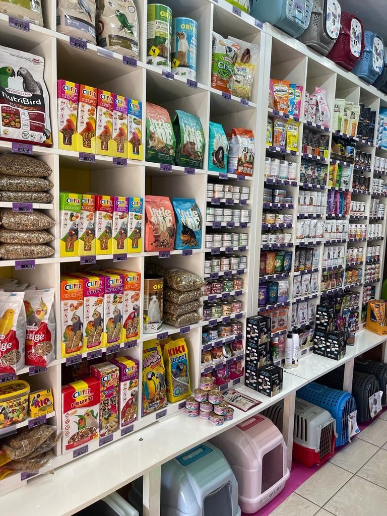 El interior de una tienda de mascotas llena de muchos productos.