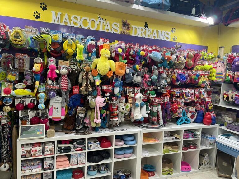Una tienda llena de muchos animales de peluche y juguetes.