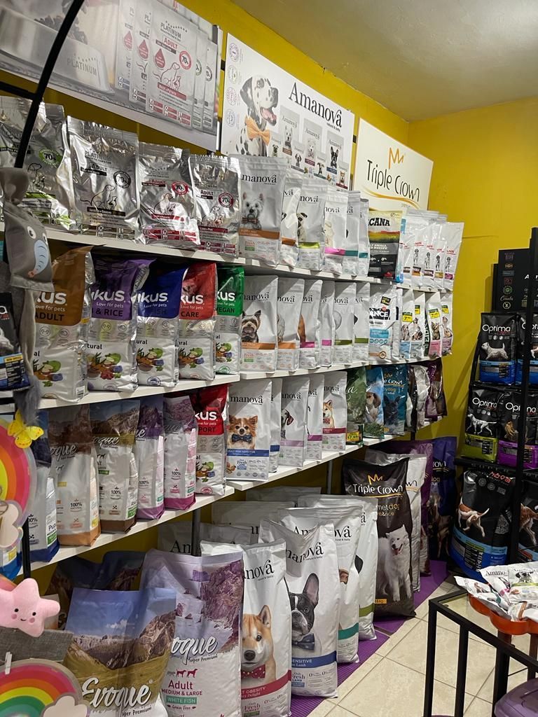 Una tienda llena de muchas bolsas de comida para perros.