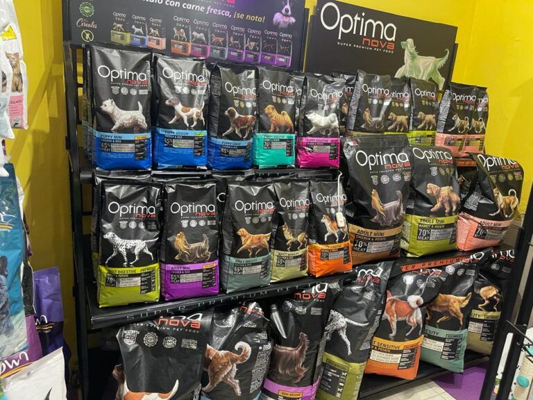 Un estante lleno de bolsas de comida para perros Optima
