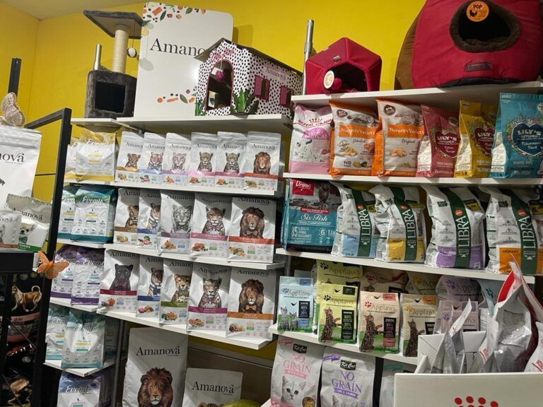 Una tienda llena de bolsas de comida para perros y gatos