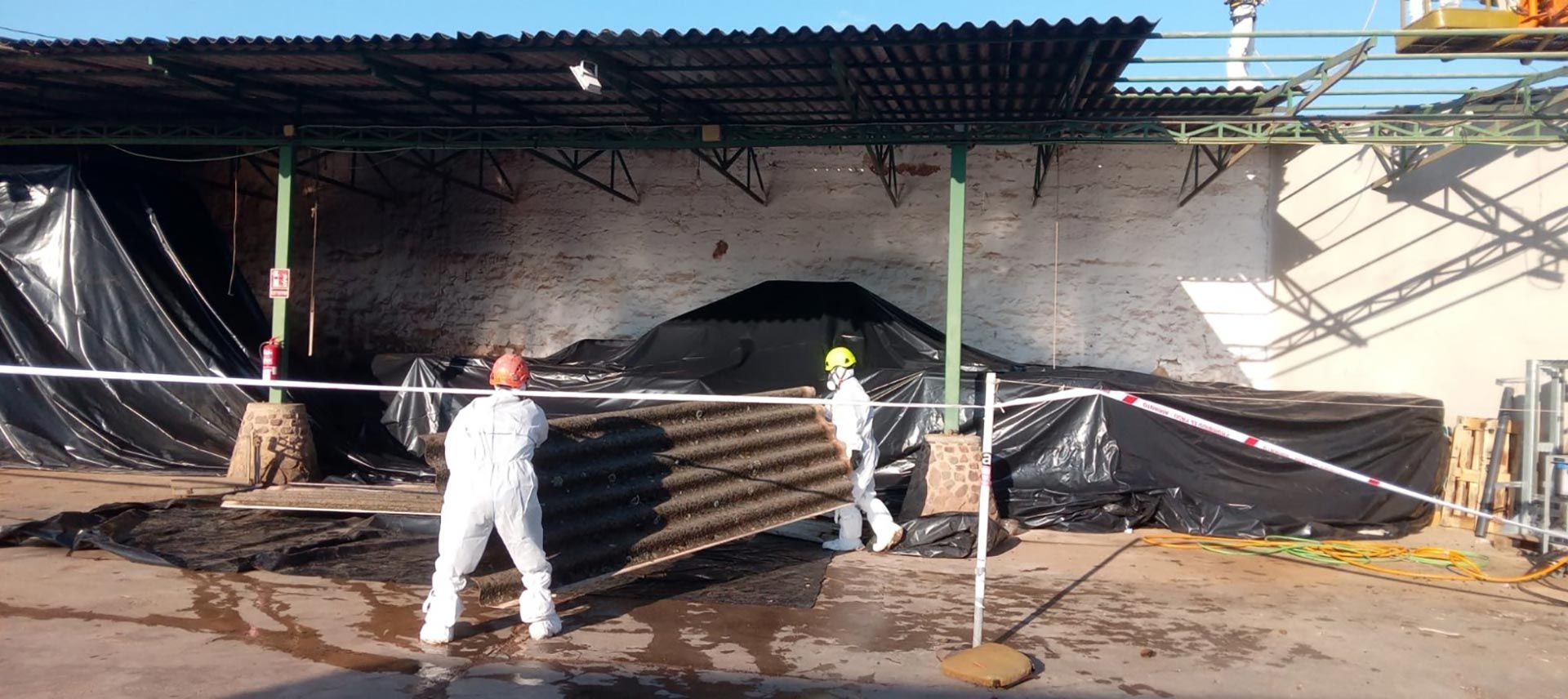 Un hombre con un traje blanco está parado frente a un edificio.