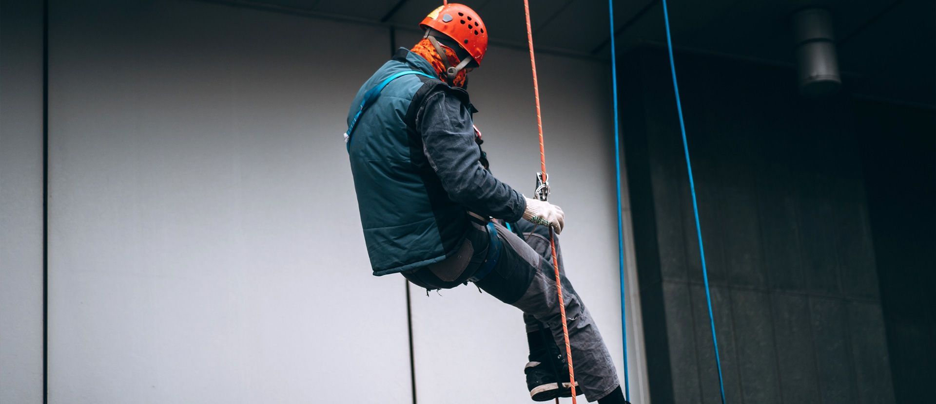 Un hombre que lleva un casco está trepando una cuerda.