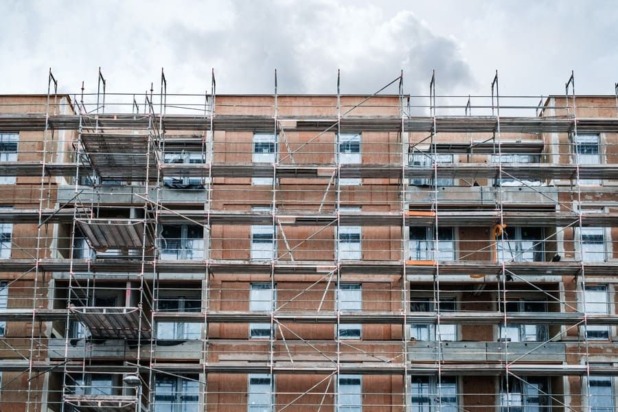 Se está construyendo un gran edificio con andamios a su alrededor.