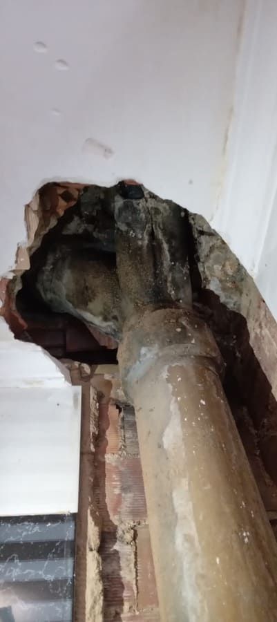 Una tubería cuelga del techo de una habitación.