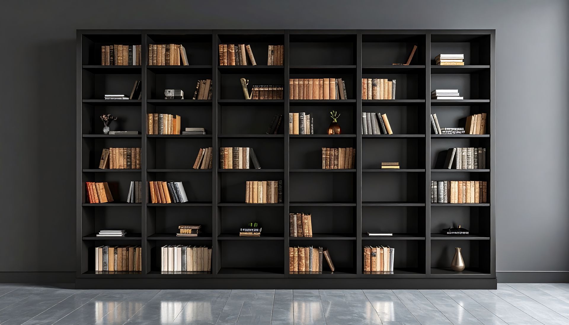 Grande bibliothèque noire remplie de livres et d’objets décoratifs, contre un mur gris dans une pièce moderne
