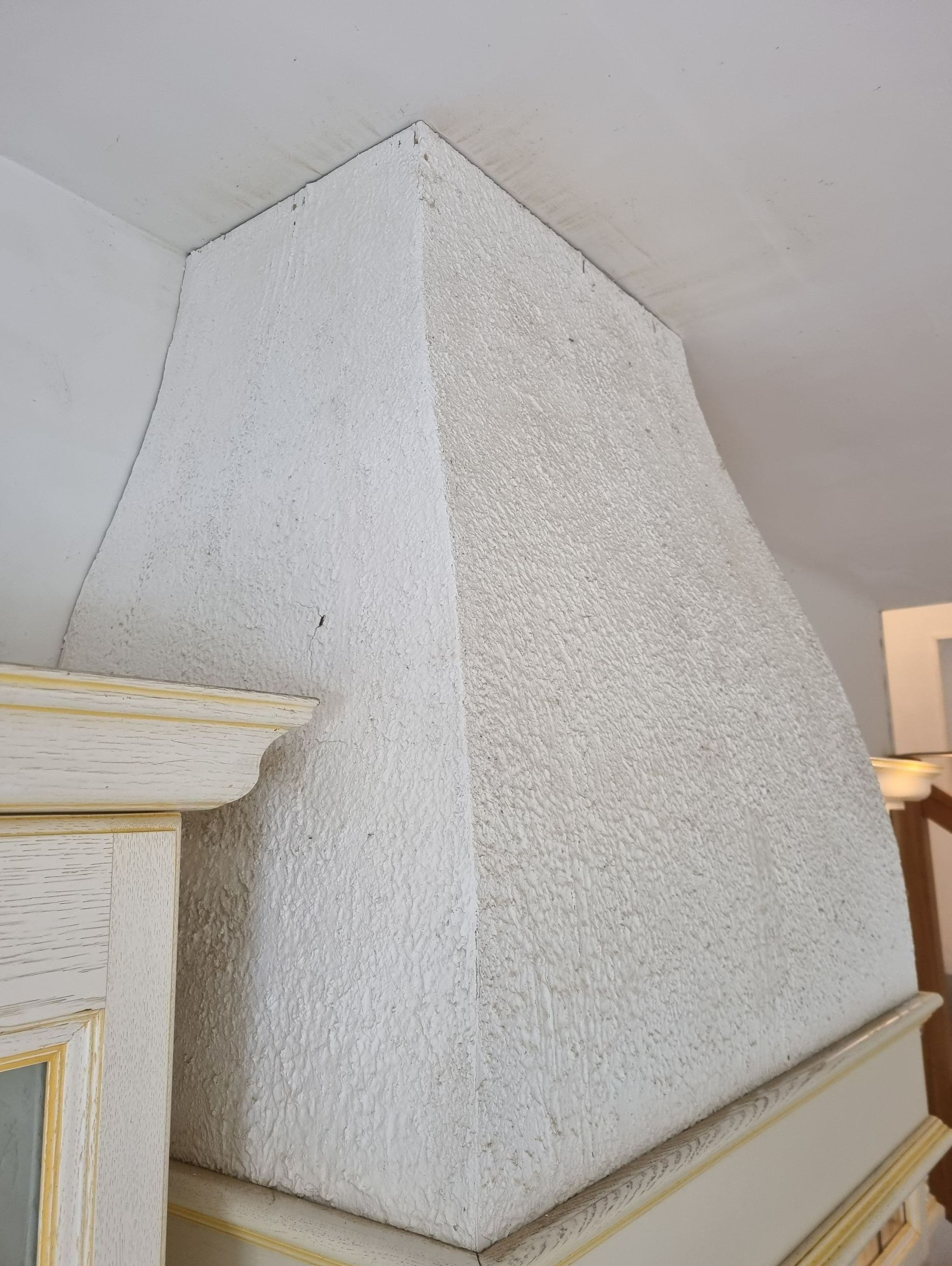 Hotte en forme de cheminée blanche et nettoyée