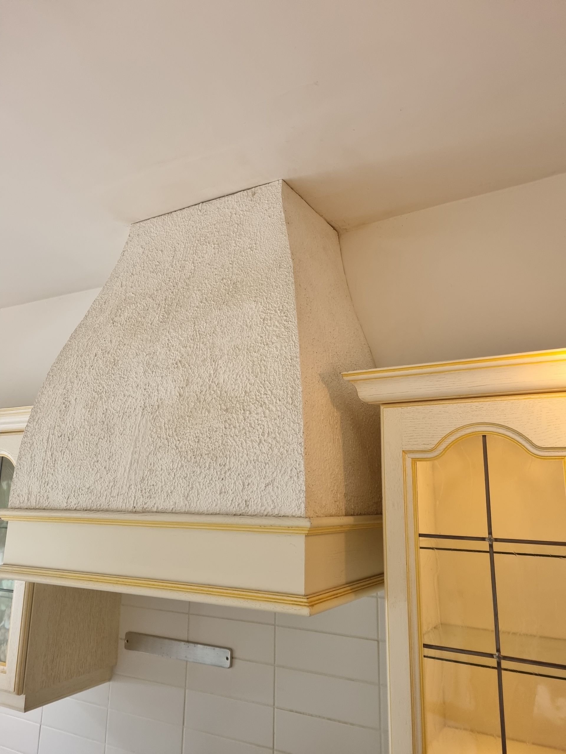 Hotte en forme de cheminée jaune du fait de la graisse