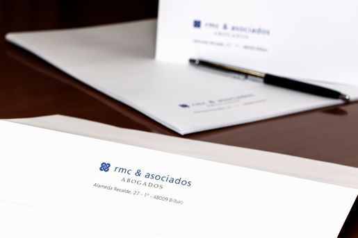 Un bolígrafo está sobre una hoja de papel que dice bien y asociados