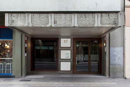 La entrada a un edificio con el número 27.