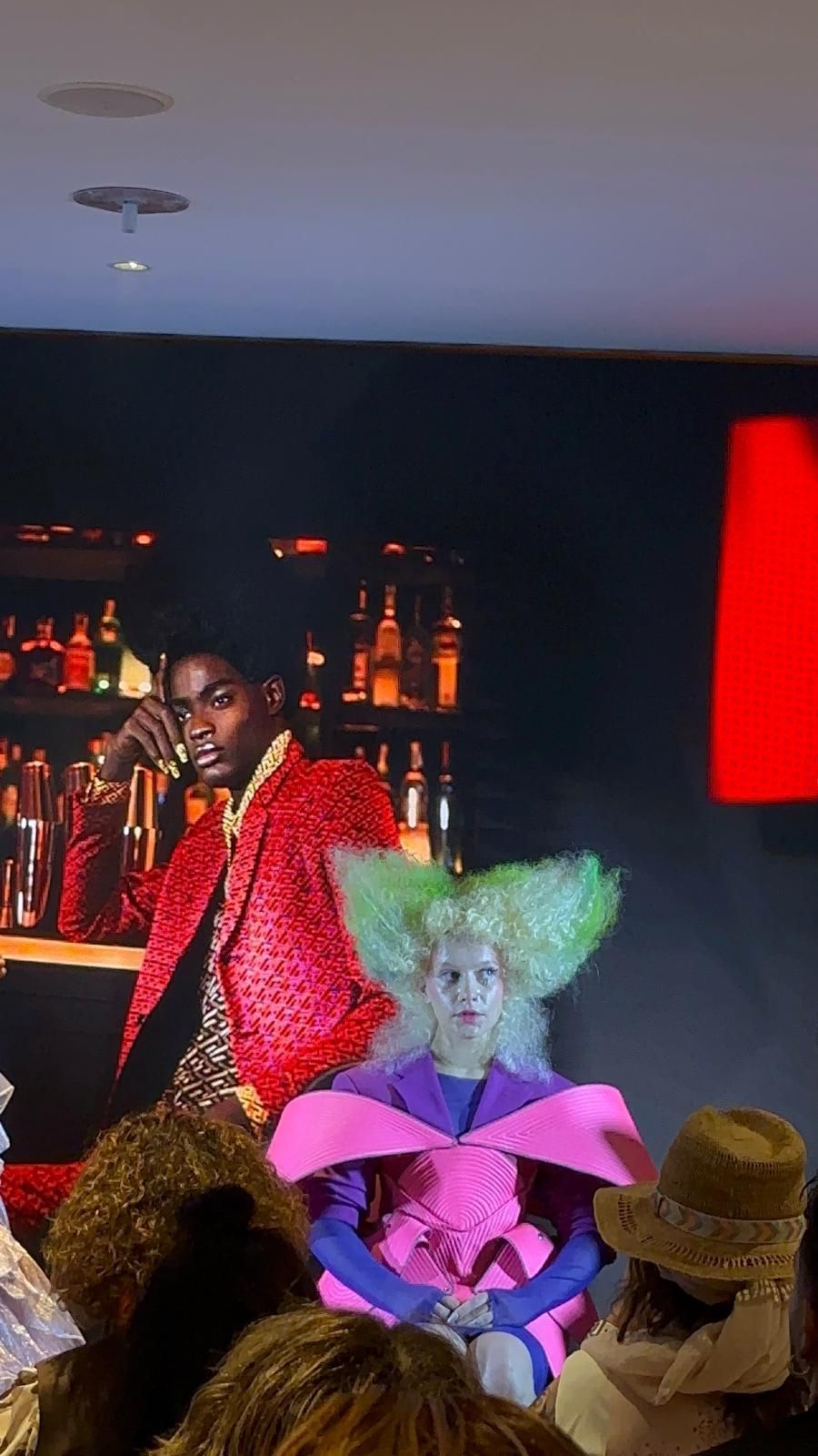 Modelo de peluquería andando por la pasarela