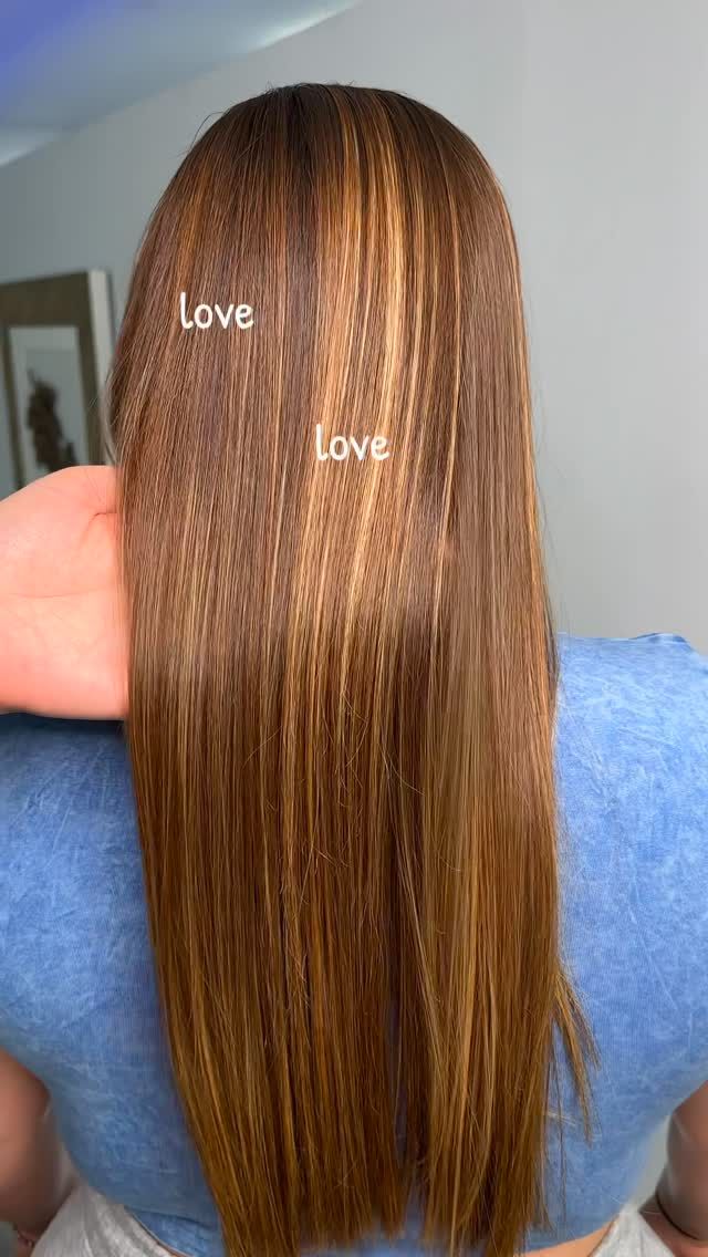 Cabello castaño peinado con secciones rizadas de un lado y liso del otro.