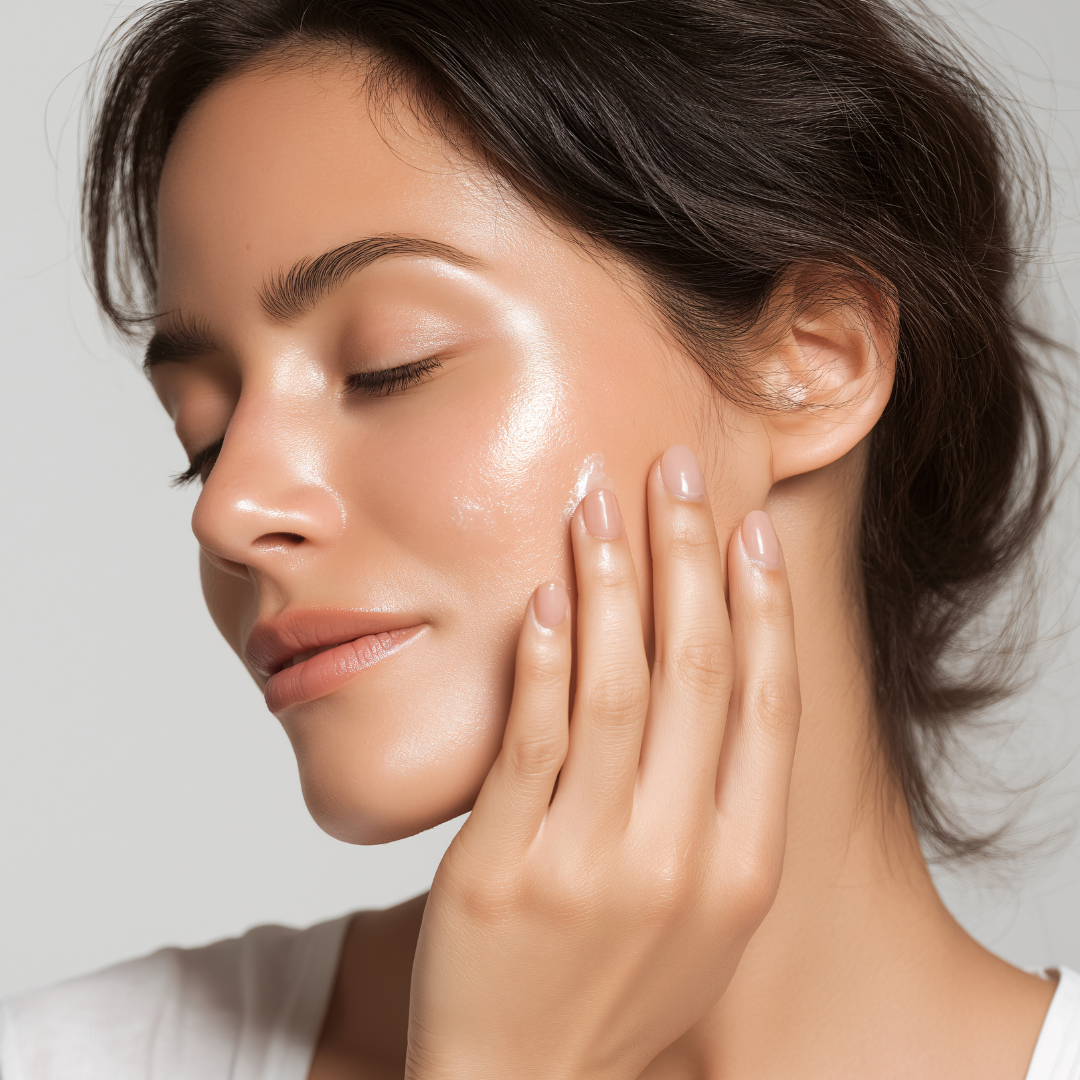 Primer plano del ojo de una persona con pestañas espesas, oscuras y largas; el ojo es verde con una ceja definida.