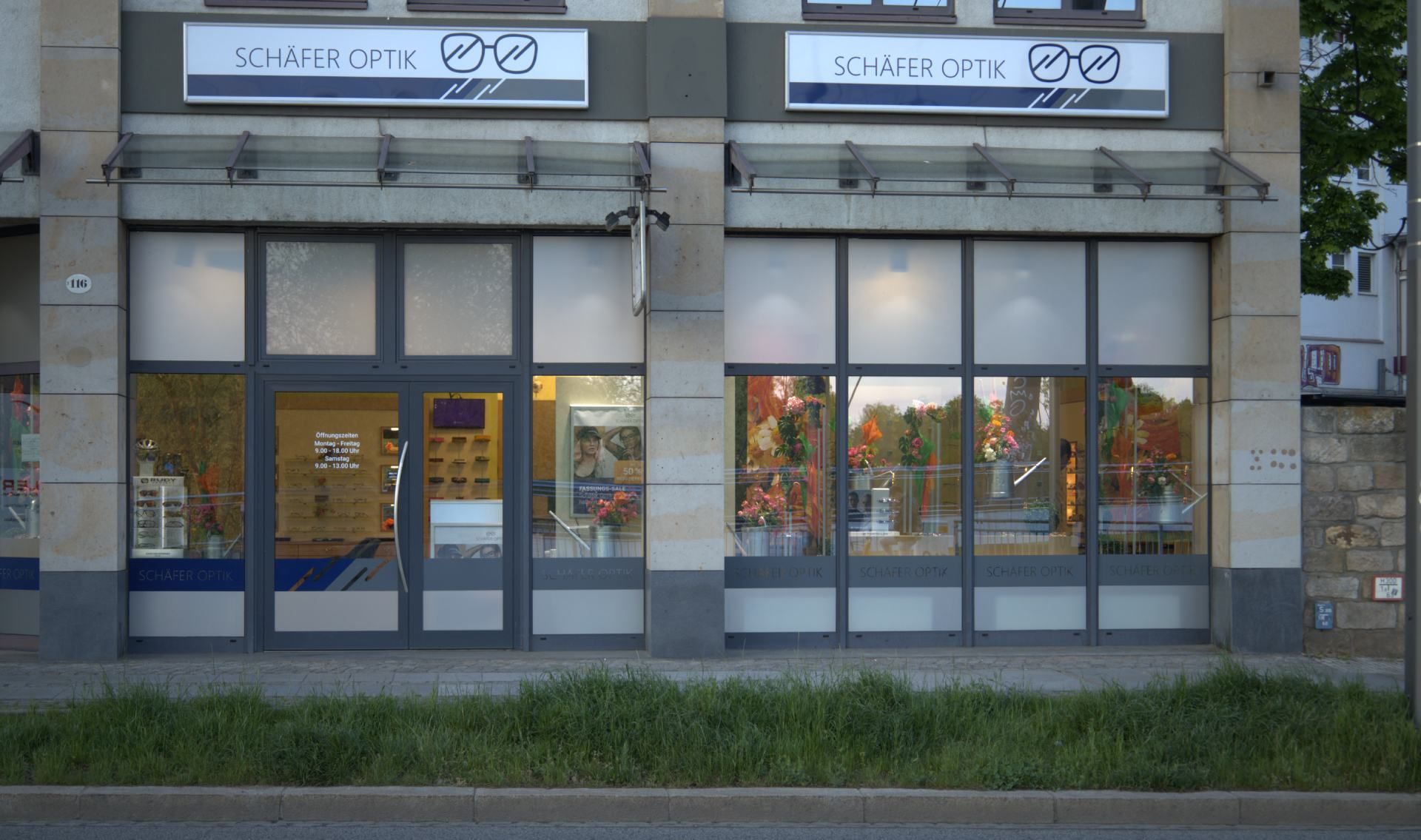 Filiale Leipziger Straße von außen, große Schilder mit Firmenlogo von Schäfer Optik