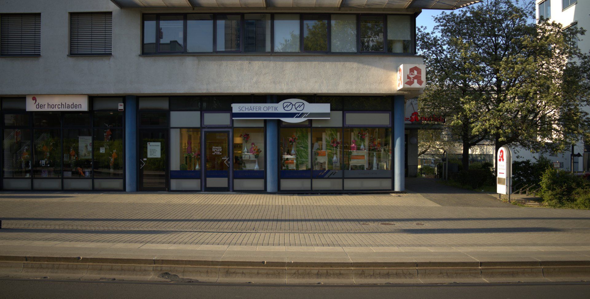 Filiale Räcknitzhöhe von außen, große Schilder mit Firmenlogo von Schäfer Optik