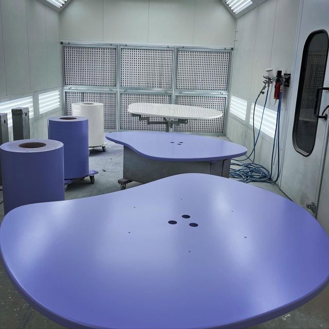 Laquage d'une table bleu roi