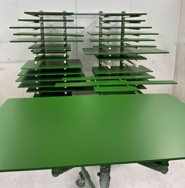 Laquage d'une table verte