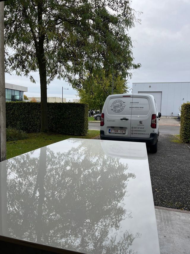 Laquage brillant d'une table blanche