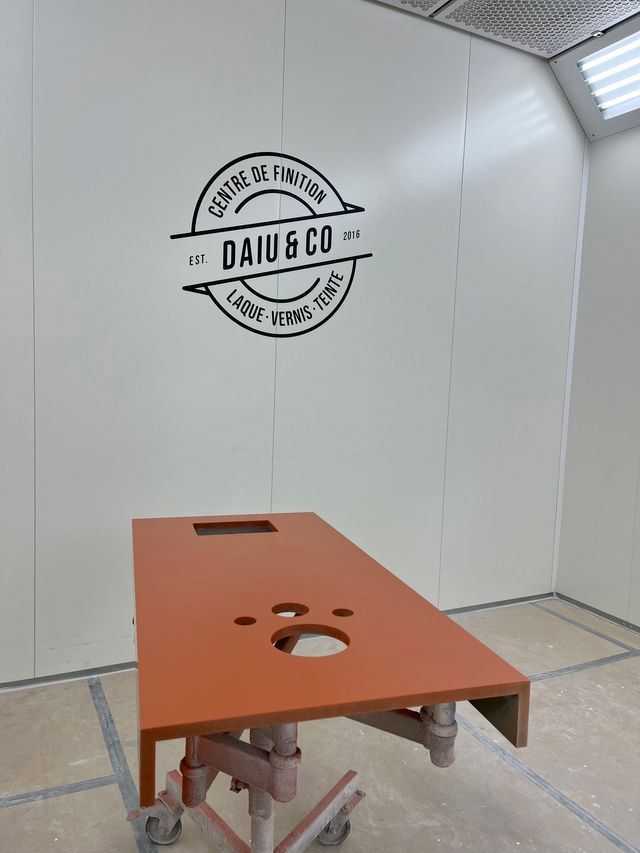 Laquage d'une table couleur terra cota