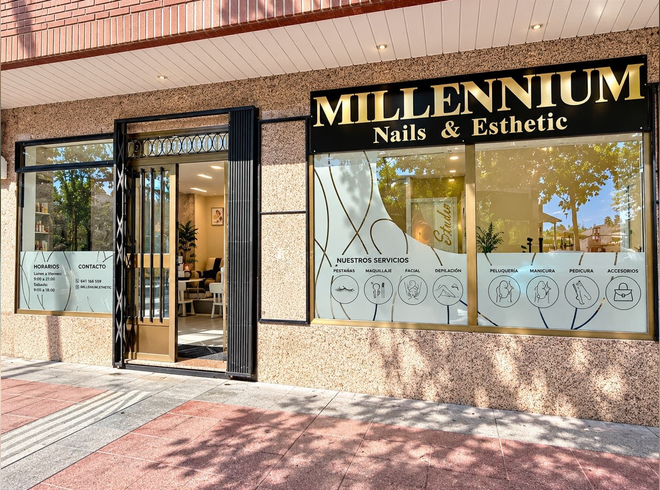 Fachada de MILLENNIUM Nails & Esthetic, con escaparates de cristal y una entrada abierta en un edificio de ladrillo