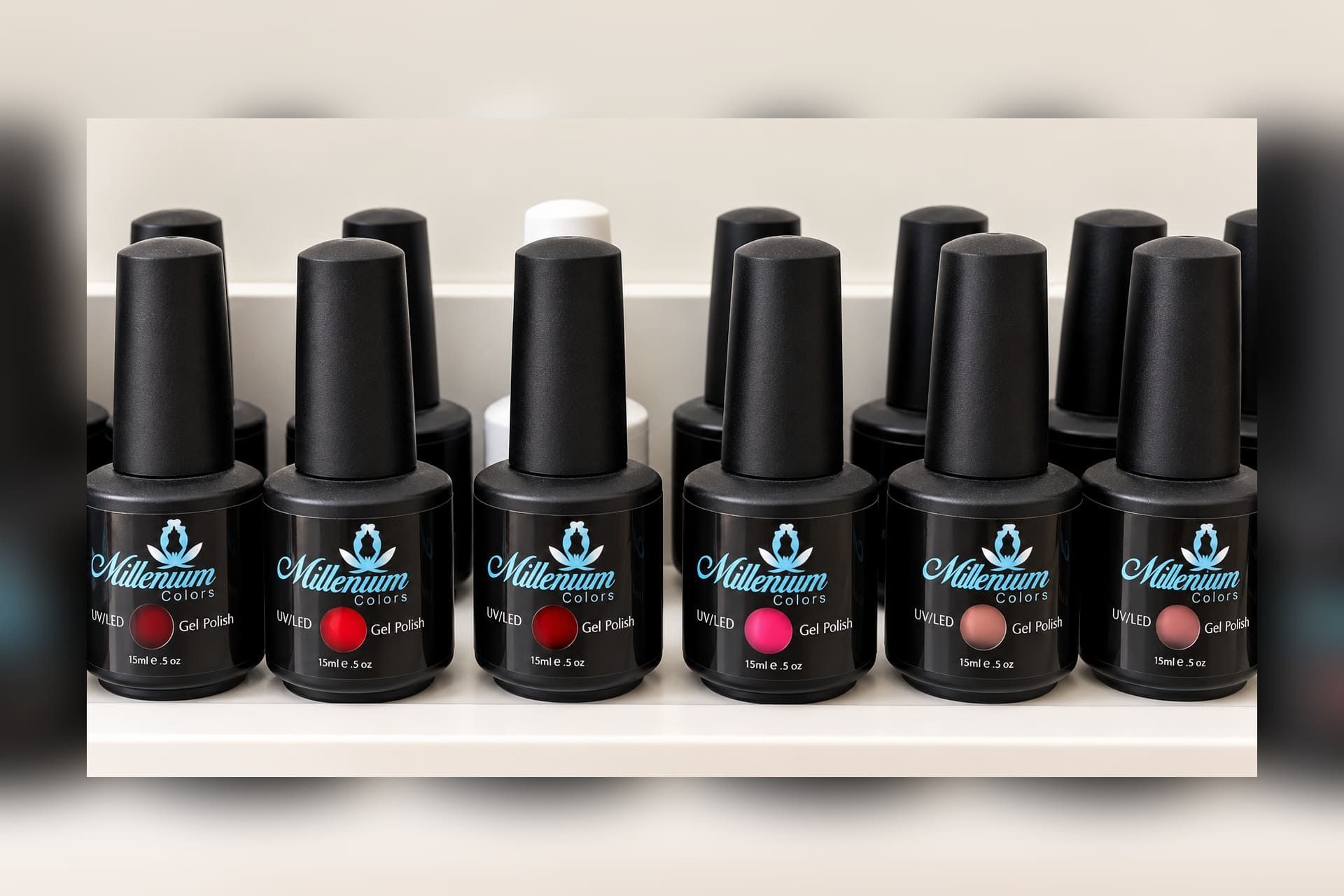 Seis frascos de esmalte de uñas negro con etiquetas de colores alineados en una estantería.