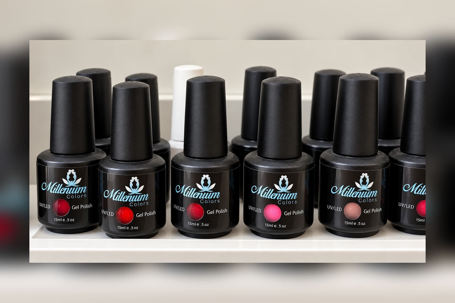 Fila de frascos de esmalte de uñas negro con etiquetas de colores en una estantería