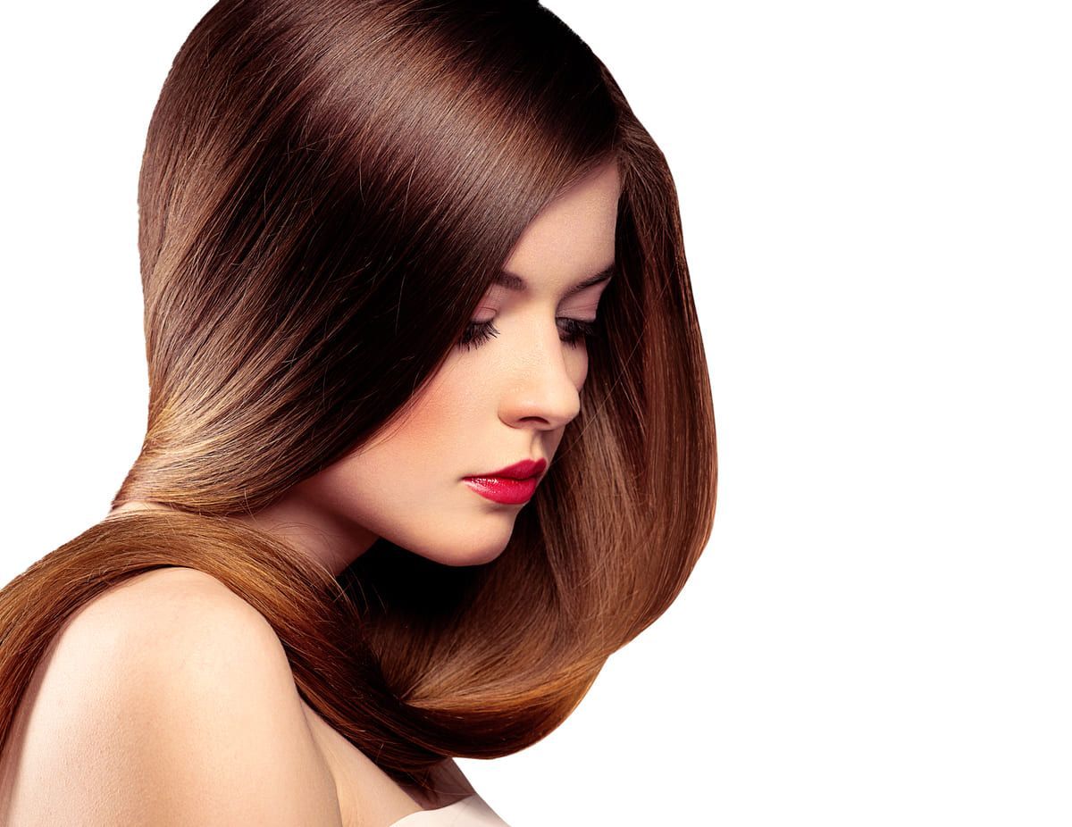 Mujer de cabello castaño liso y labios rojos, mirando hacia abajo sobre un fondo blanco