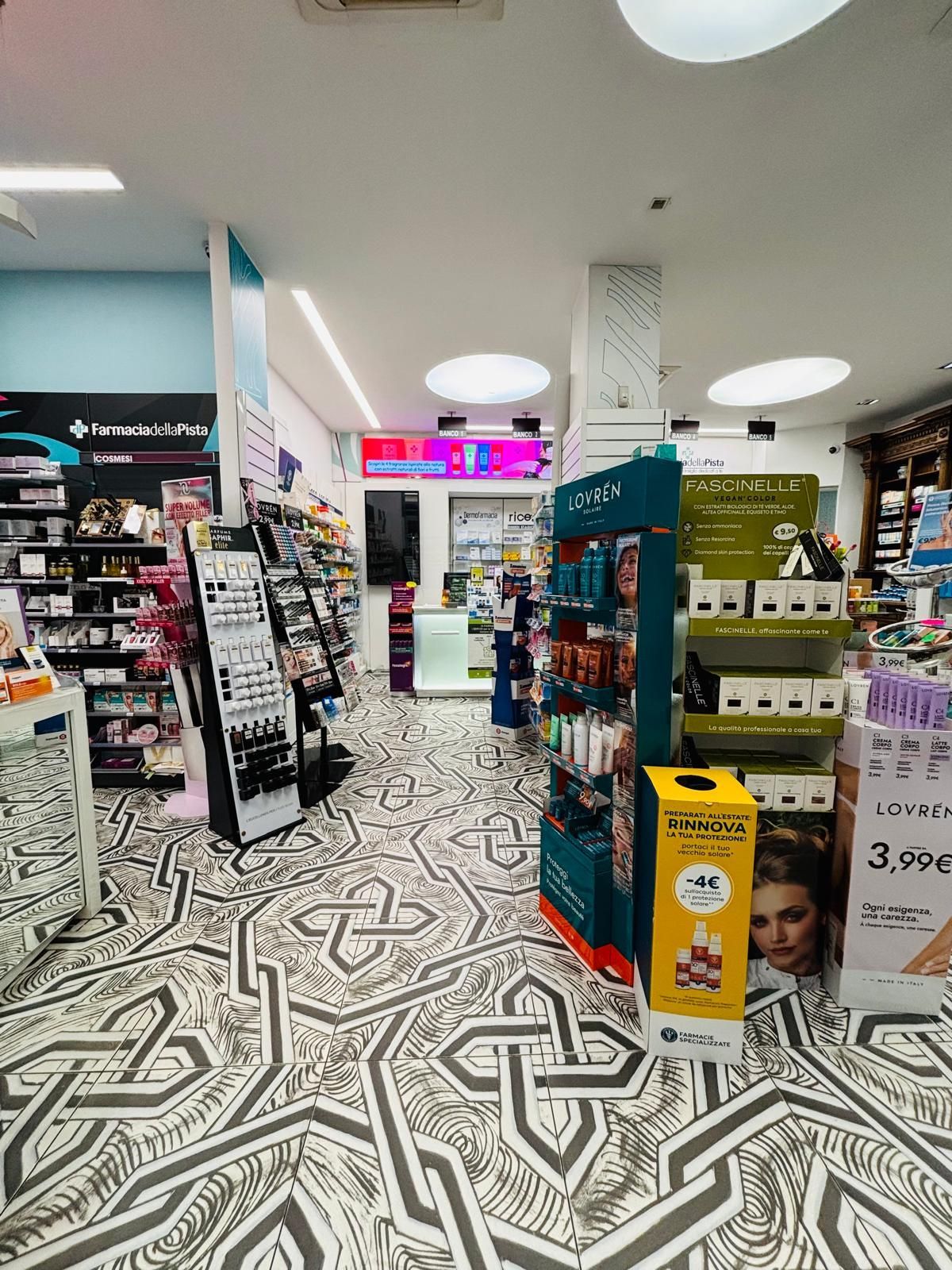 Luminoso interno, scaffali di cosmetici e vetrine per le vendite.
