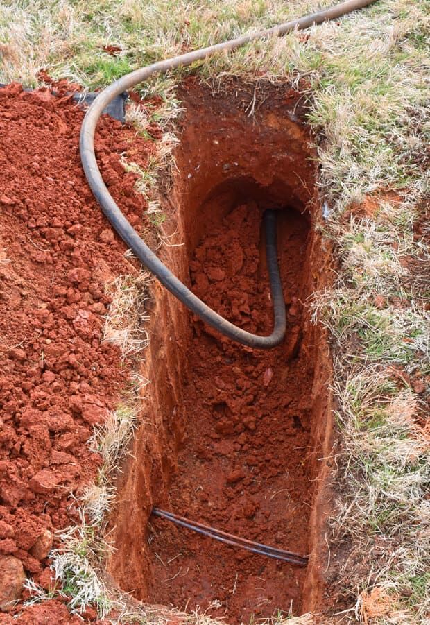 Aus einem Loch im Boden ragt ein Schlauch.