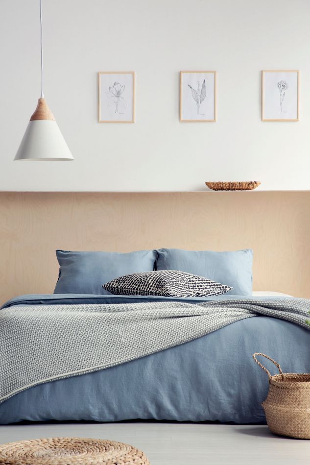 Un dormitorio con una cama y un cuadro en la pared encima.