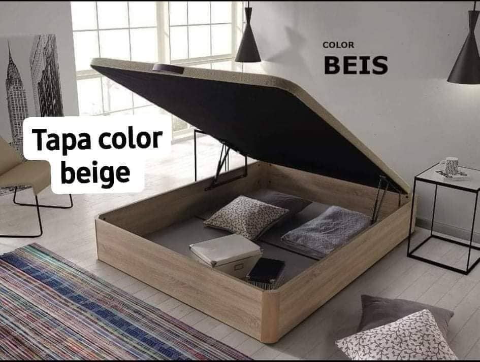 Una cama con un colchón y un cabecero en un dormitorio.