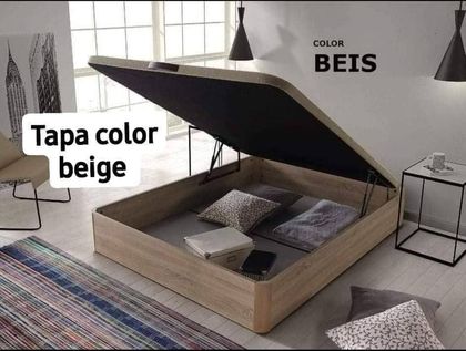 Una cama con un colchón y un cabecero en un dormitorio.