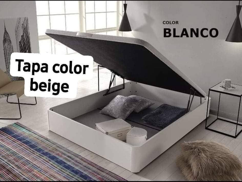 Un colchón está encima de una caja de madera.