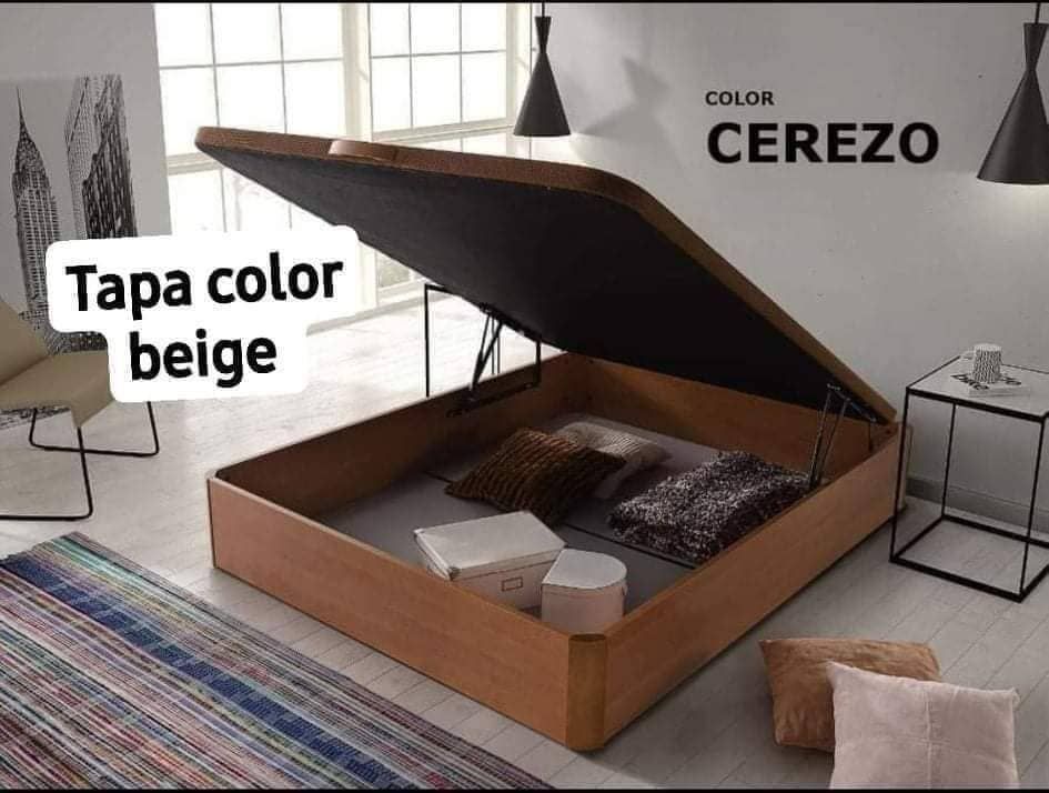 Una cama con un colchón y un cabecero en un dormitorio.