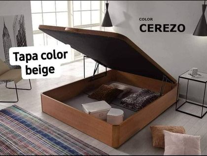 Una cama con un colchón y un cabecero en un dormitorio.