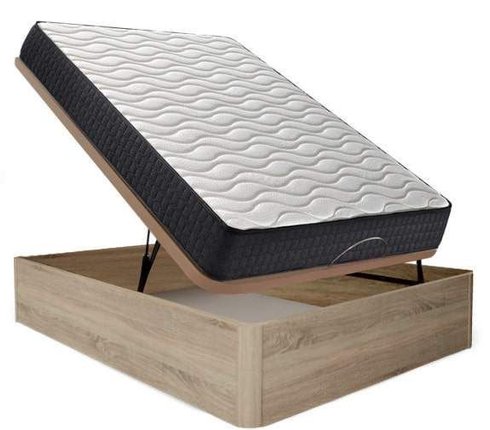 Un colchón está encima de una caja de madera.