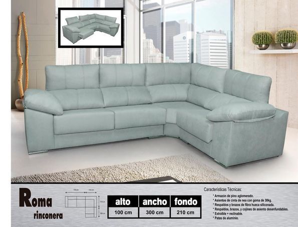 Un sofá seccional gris está en una sala de estar.