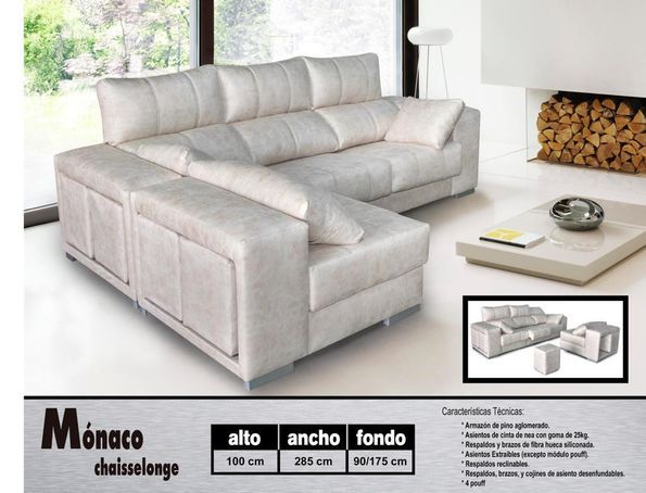 Un sofá seccional blanco está en una sala de estar.