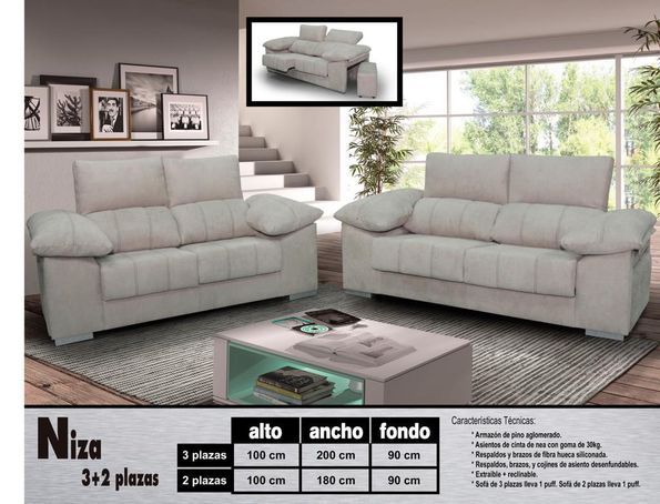 Una sala de estar con dos sofás blancos y una mesa de café blanca.