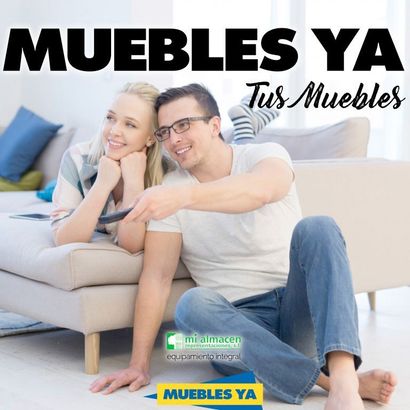 Un hombre y una mujer están sentados en el suelo viendo la televisión.