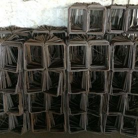 Pilas de periódicos o hojas de papel dobladas, dispuestas en filas contra una pared.