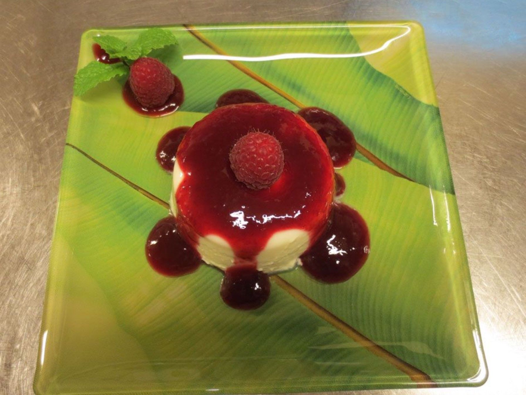 Panna cotta aux fruits rouge - Le Point du Jour à Genève