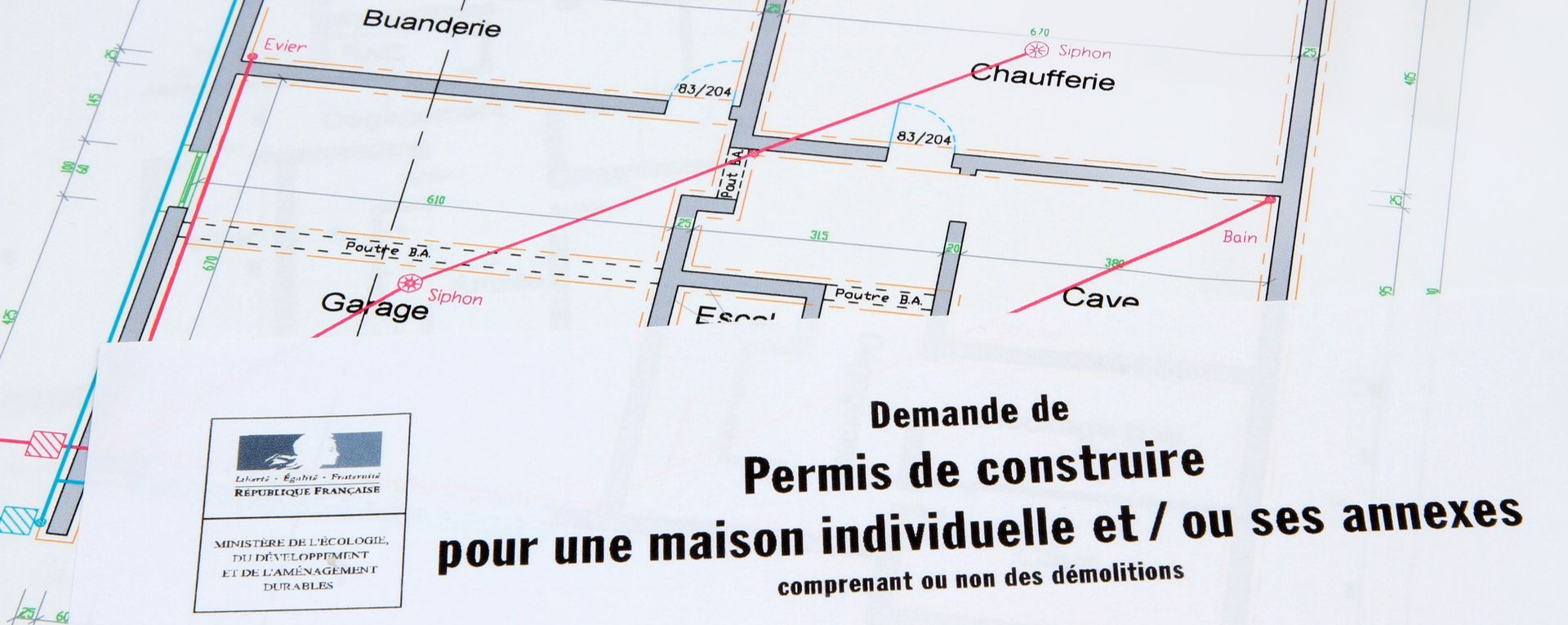 Plan architectural avec lignes rouges, intitulé « Demande de permis de construire ».