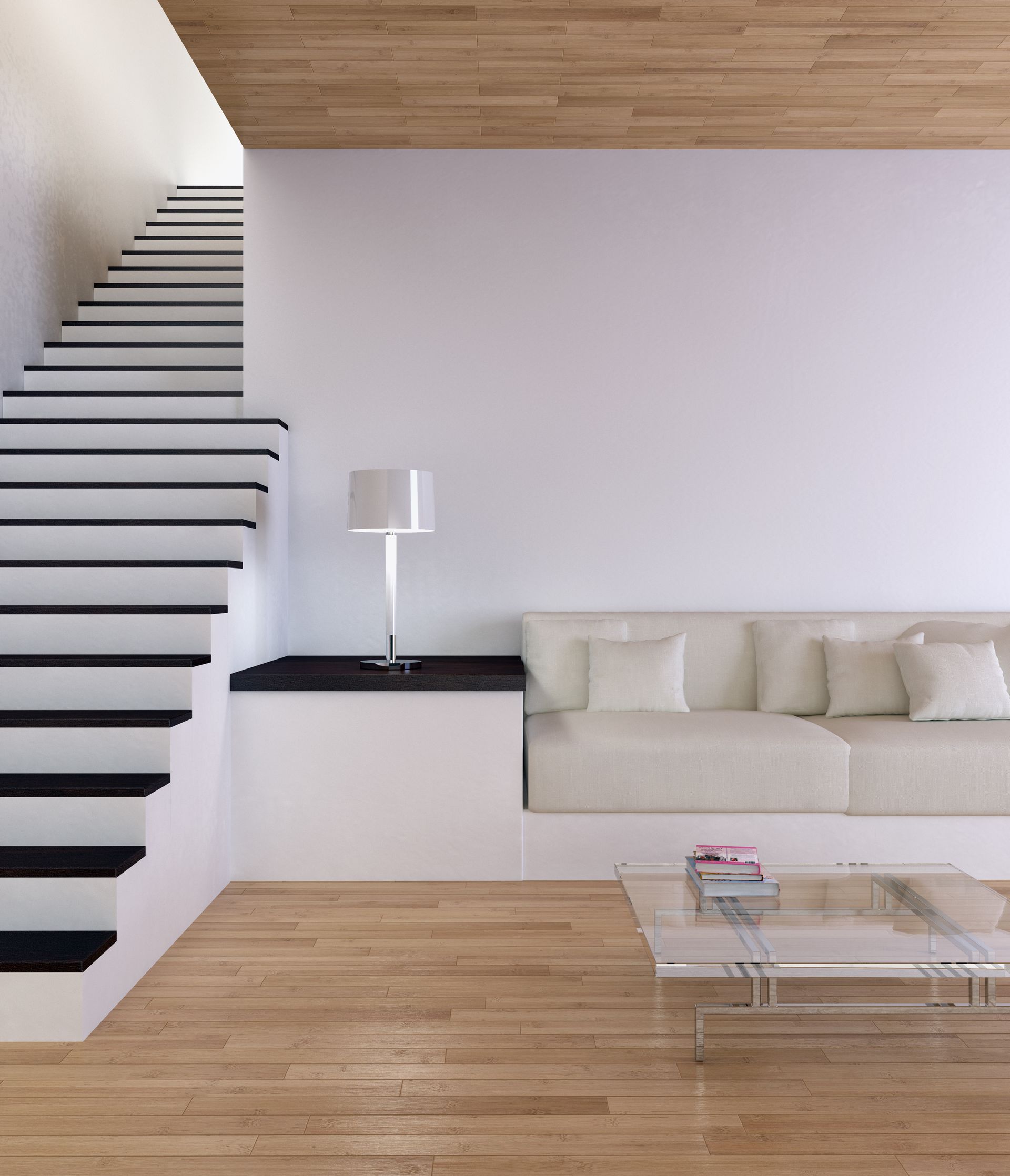 Salon moderne avec escalier, murs blancs, parquet et plafond en bois, canapé blanc.