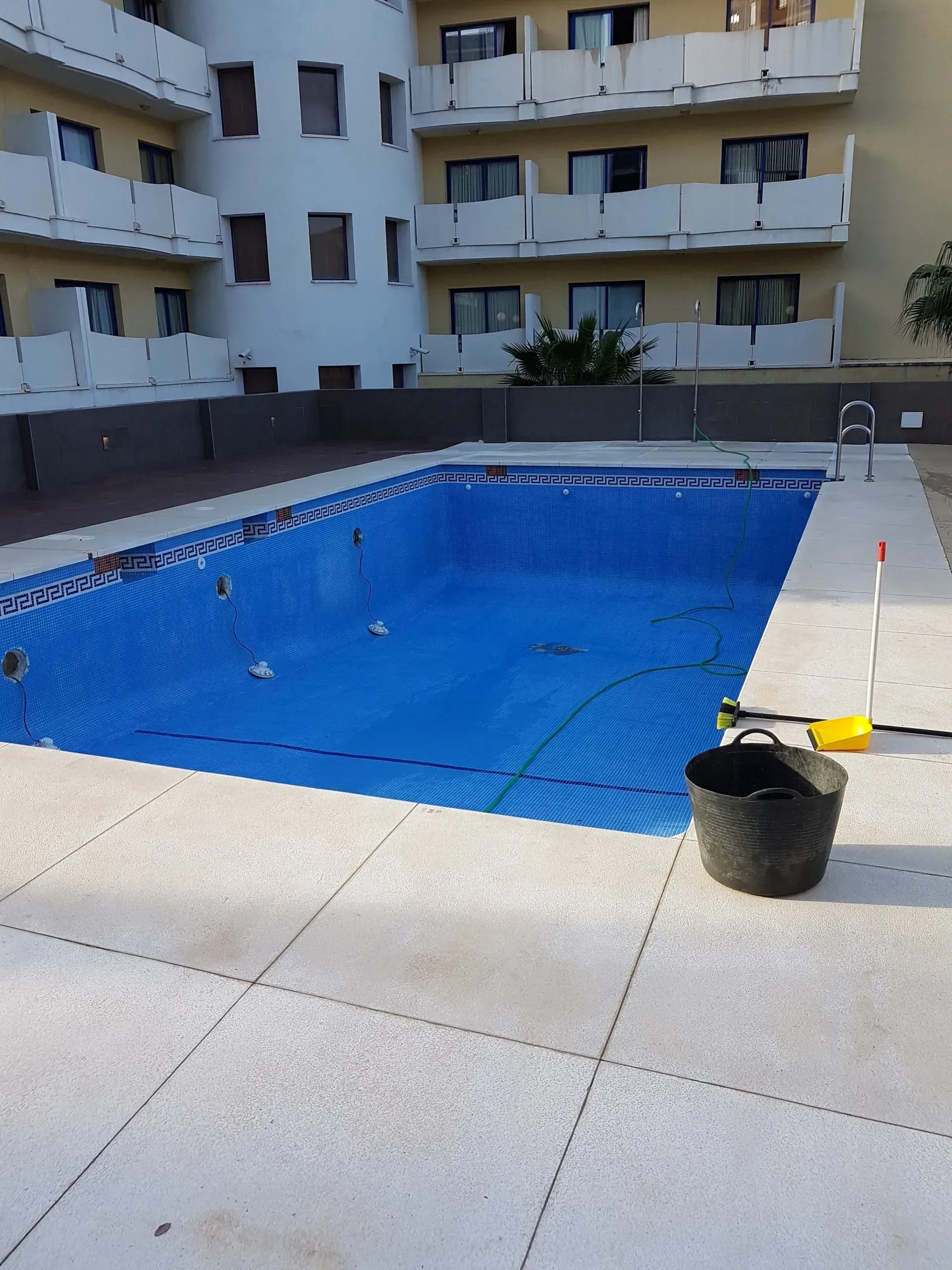 Una gran piscina frente a un edificio
