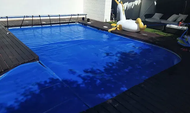 Una gran piscina con un unicornio flotador en ella.