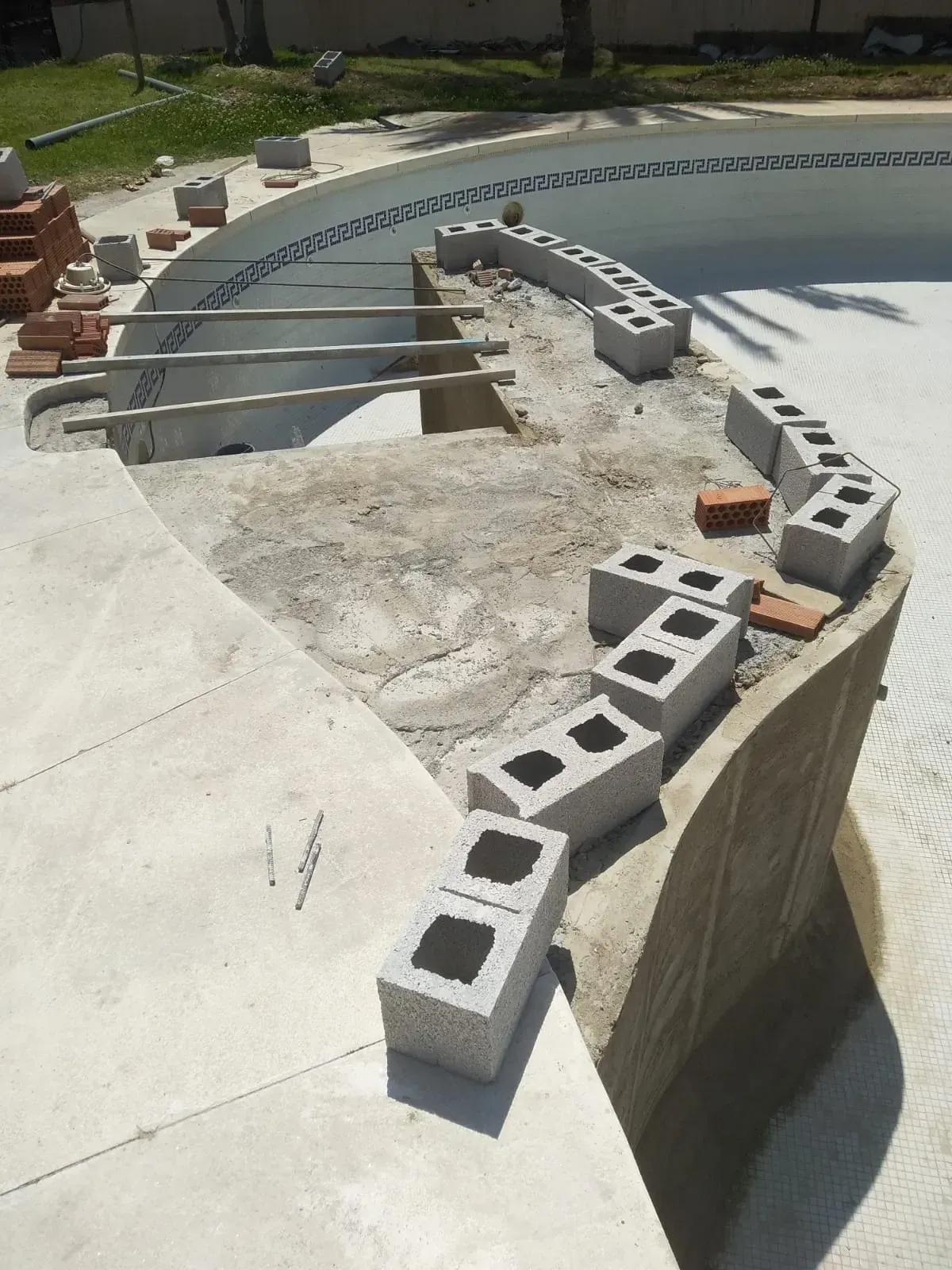 Una fila de bloques de hormigón se encuentran sobre una superficie de hormigón.