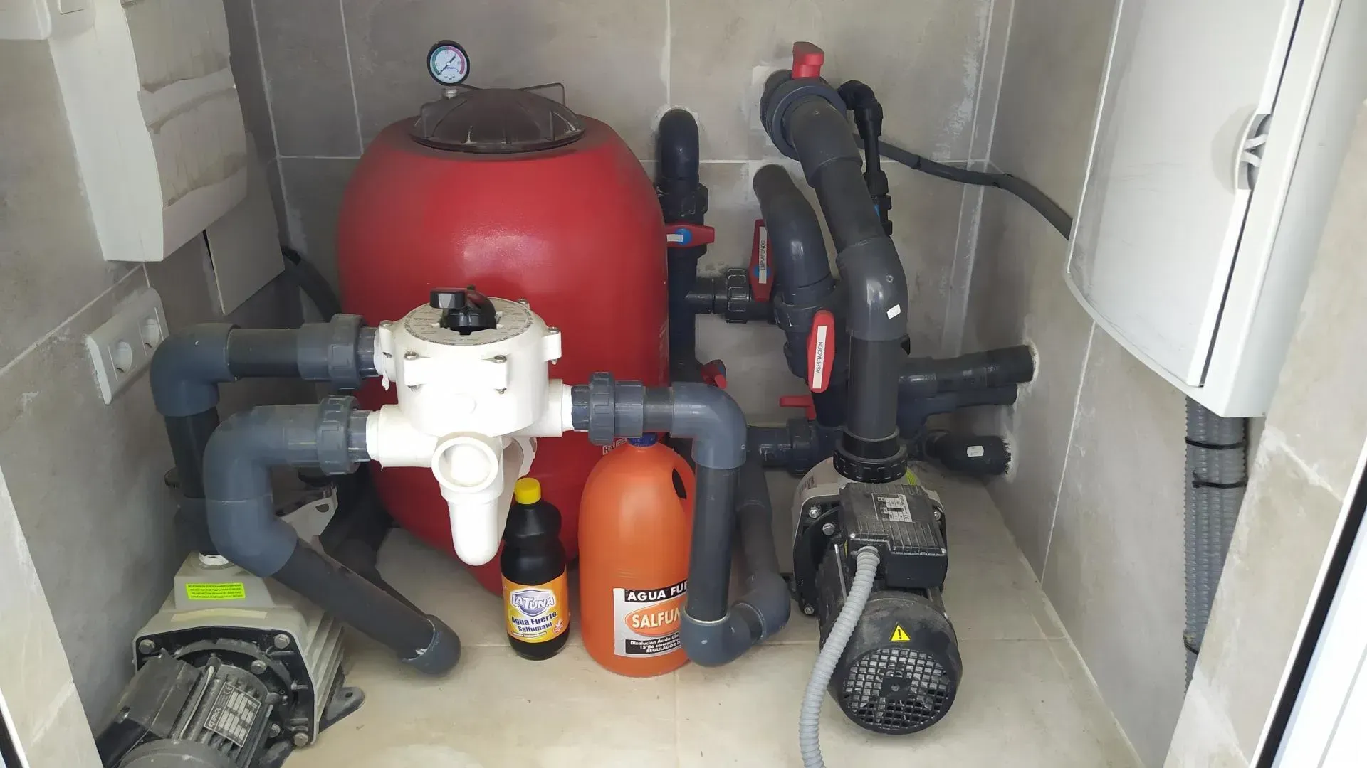 Una habitación con muchas tuberías y botellas en el suelo.